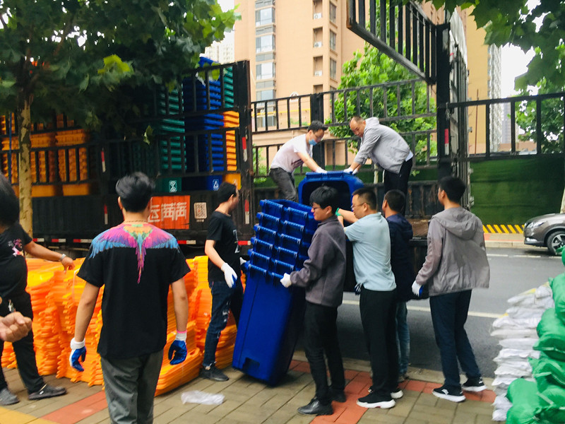 勢不可擋！為垃圾分（fèn）類雨中堅守的盛（shèng）邦人點讚！